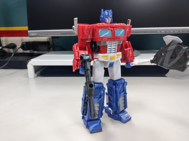 Transformers Siege Classic Animation Optimus Prime In Hand Photo Gallery 07 (7 of 24)